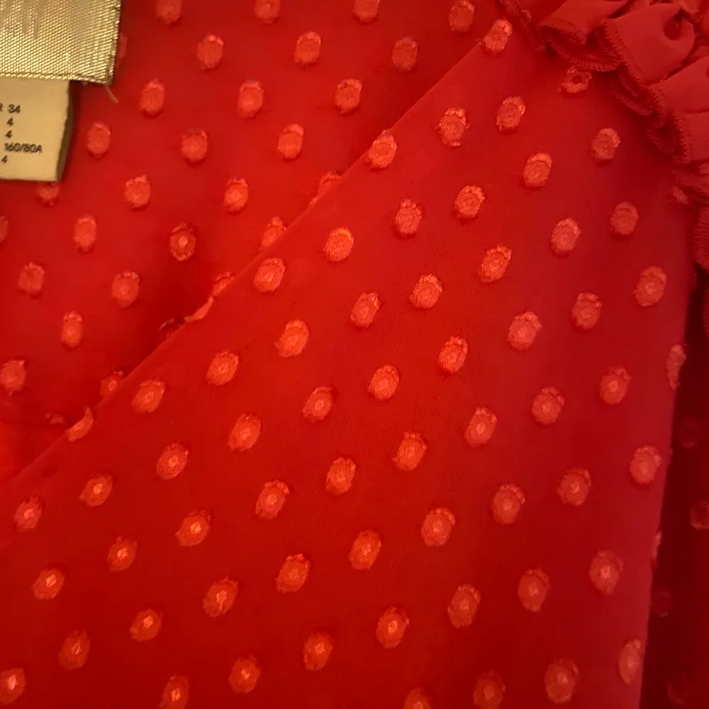 Röd klänning från H&M, strl 34. Säljer på grund av för liten.. Klänningar.