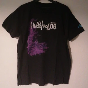 "Hultsfred 06" t-shirt.  - Hej! Hjälper nu en familjemedlem att sälja denna nostalgiska t-shirt. Bra skick på trycket men något urtvättat och blekt. Storlek L men skulle även passa Small eller medium. 