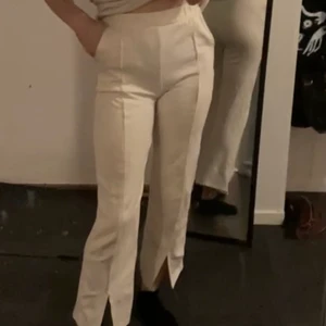 Beiga kostymbyxor med slits - Beigha kostym/mjukis byxor med slits från Gina som är super fina men tyvärr för korta för mig.