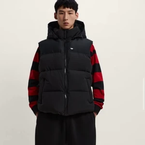 puffer väst - ❗️inte mina bilder❗️Puffer väst från Zara herr i storlek L som sitter assnyggt oversized på mig som vanligtvis har 38. Skriv privat för egna bilder💕 köpare står för frakt