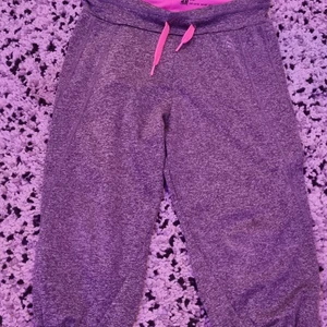 Korta tränings byxor - Använts 2 gånger. Ska vara korta, till 6-8 åringar! Tvättas innan leverans. 