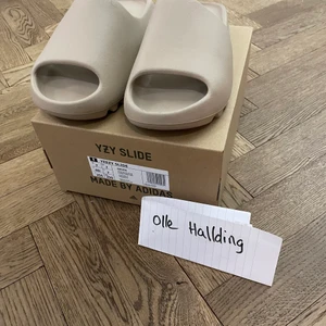 Yeezy slide pure - Säljer nu mina yeezy slides som är oanvända. Skorna är i storlek 40,5 och är köpa på adidas, kvitto finns. Kan mötas upp i stockholm eller frakta de på köparens kostnad.