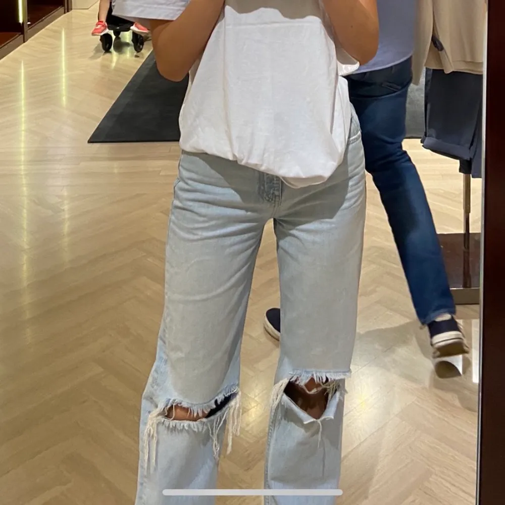 Säljer dessa superfina jeans från ginatricot i modellen 90s high waist. Midjemått: 62cm Innerbenslängd: 77cm. Bra i längden på mig som är 167cm. Nypris: 599kr. Jeans & Byxor.