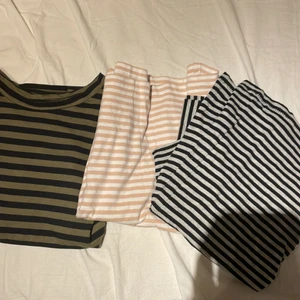 T-shirts  - 3 t-shirtar som är randiga. Den gröna är aldriga andvänd och de andra är använda få gånger. Köp alla tre för 80 eller en för 30.