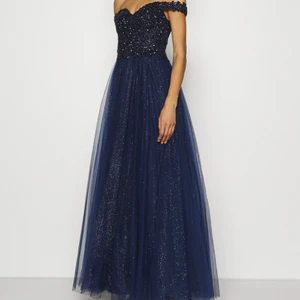 Balklänning  - Väldigt bra skick, använd en gång endast till fotografering. Otroligt fin klänning till balen eller speciella tillfällen. Storleken är 34 men passar även dig som har storlek 32. 