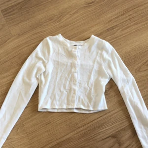 En söt vit tröja🤍🤍🤍🤍 - Kommer från hm och inte använd så mycket!!🤍🤍