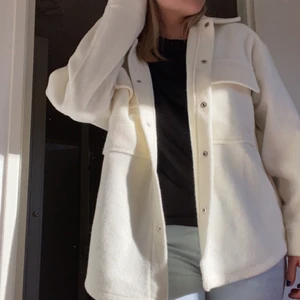 Så fin jacka från Gina - Perfekt jacka nu till våren. Sitter snyggt oversized på mig som har S/M, nypris 499 och knappt använd. Pris kan diskuteras🌸🌸
