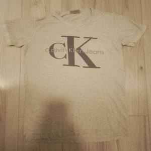 Calvin Klein T-shirt - I storlek small ,ljusgrå färg