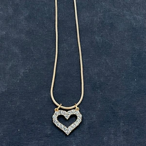 Guld hjärta halsband - Handgjord hjärta halsband i guld.  Hjärtat är designat med horn. Halsbandsbandet är gjort så att hjärtat inte ramlar av.