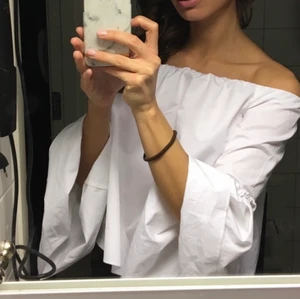 Baraxlad topp från zara - Väldigt populär topp med bara axlar och öppen rygg från zara. Ostruken på sista bilden men där ser man att den delar sig i ryggen. Väldigt söt använd ett fåtal gånger