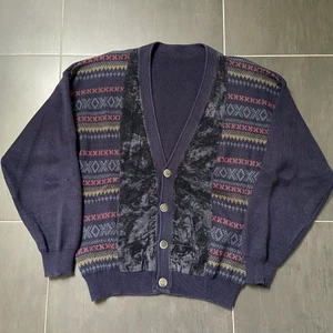 Vintage kofta - Säljer denna coola vintage kofta! Bra skick och väldigt unik vintage tröja/ kofta. Storlek okänd men, passar mig som är 180 - se bild. Vill ha 300 kr för den! Passar både till tjej och kille!
