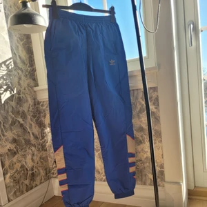 Adidas trefoil pants - Skitsnygga byxor som blir en wowfaktor i varje outfit. Jag måste tyvärr sälja dem då de inte passar mig längre, väldigt synd då de är använda max 2 gånger, ser helt nya ut. Passar både s och xs. Men blir en mer oversized fit för xs. Bara att skriva om ni vill ha mer bilder <3