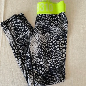 Tights  - Säljer dessa trekvartslånga träningstights från hm då de inte kommer till användning!