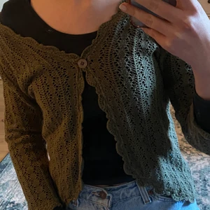 Grön kofta - Supergulliga grön kofta köpt här på Plick men den kommer tyvärr inte till användning längre 