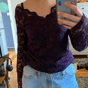 Lila spets - En lila spetströja. Välanvänd därav priset 