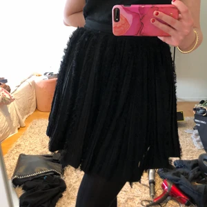 Svart kjol  - Så snygg kjol från hm med volym. Säljer då den blivit för liten❤️ i superbra skick!