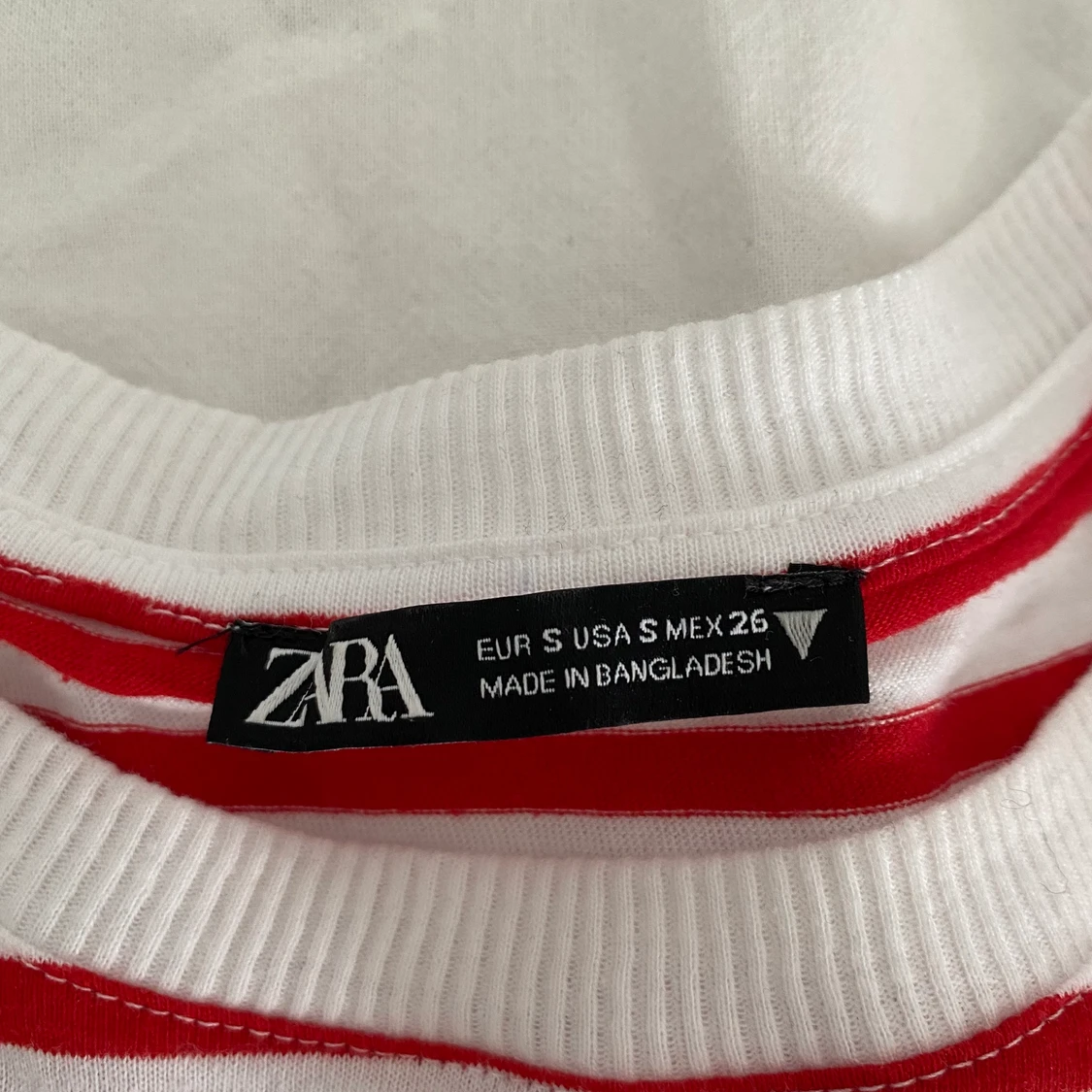 Rödrandig T-shirt från zara