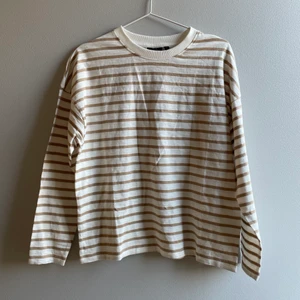 Randig tröja - Fin tröja med beiga ränder.💗 från Kappahl 