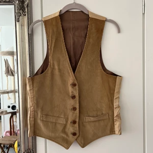 vändbar väst i manchester - vintage vändbar corduroyväst från beyond retro♥️ 