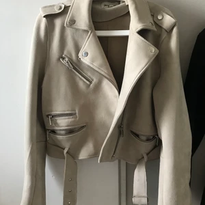 Mocka jacka - Världens finaste jacka från stradivarius, älskar den men måste sälja då garderoben behöver ens resning 