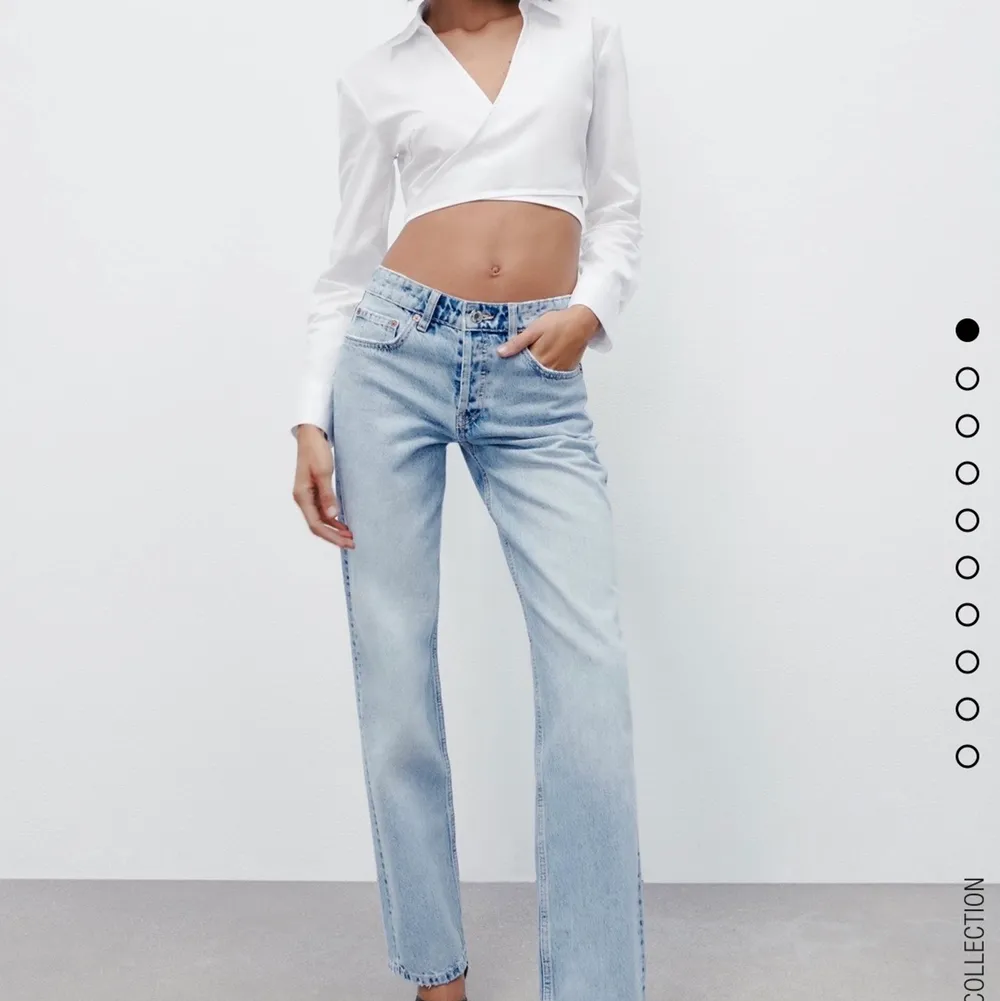 Säljer mina såå snygga jeans ifrån zara då de inte kommer till användning längre💕köparen står för frakt. Jeans & Byxor.