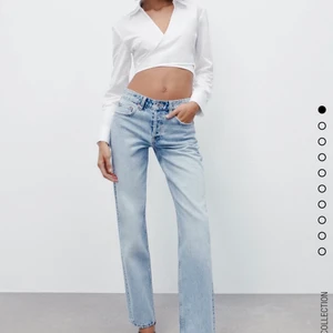 Mid Rise Jeans Zara - Säljer mina såå snygga jeans ifrån zara då de inte kommer till användning längre💕köparen står för frakt