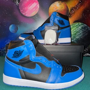 Jordan 1 high ”Dark Marina Blue” - Jordan 1 High ”Dark Marina Blue”                                  Bin: 2200kr.                                                                     Size: 44Eu/10Us                                                             Cond: DS 10/10.                                                                 Dm för frågor och fler bilder 😁