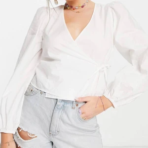 Vit blus med knytning - Säljer denna fina blusen från monki, aldrig använd💕 Priset är ink frakt