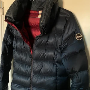 Colmar jacka - En blå glansig colmar jacka i nyskick. Knappt använd! Utan luva och med två fickor framtill. Passar perfekt som vår/höst jacka!                                                                                              Storlek S! Kan mötas i stockholm eller fraktas (köparen står för frakt) 