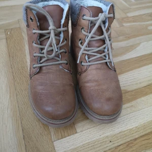 Ett par bruna skor - Dem är nästan nya och bara använda nån gång men tyvärr för små för mig säljer för 410 inkl frakt eftersom frakten är 110 priset kan diskuteras hör av dig för fler bilder ❤️