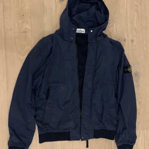 Stone island - Jag säljer en äkta stone island jacka i storlek 164 men passar större storlek också. Nypris 3200, mitt pris 1000. Scann finns på jackan (sista bilden). Anledningen att jag säljer den är att den har vuxit ur mig men den är väldigt bra skick utan skador.