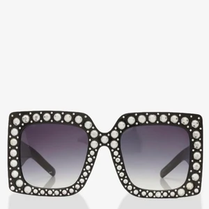 strass solglasögon  - köpt ett par solglasögon, aldrig använt men vill sälja dessa för att de inte passa min stil.