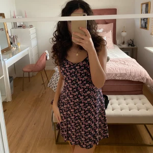 Blommig klänning  - Klänning från hm, super fin till sommaren. Den är väldigt tunn men inte så man ser igenom utan lätt att ha i varmt väder. Köparen står för frakten :)