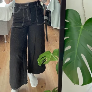 monki flair byxor🖤 - Svarta byxor från monki Stolek - 36   Avklippta då de var alldeles för långa för mig (är 155cm) Väldigt sköna byxor i gott skick. 