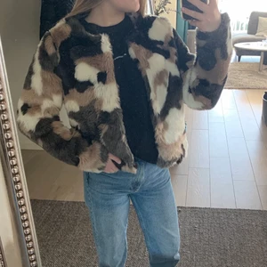 2 Biz Jacka - Väldigt skön och varm jacka i nytt skick. Aldrig använd. Kort jacka med bra passform.