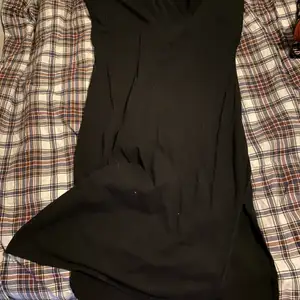 En svart kläning med slit på sidan