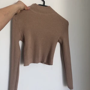 Croppad polotröja - Croppad polotröja. Stilig och söt, passar bra med kjol eller höga byxor🦋