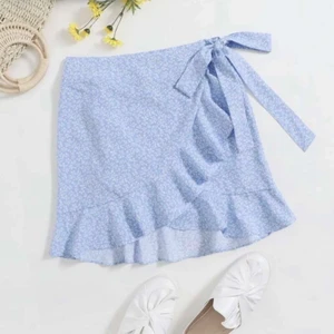 Ljusblå kjol - Ljusblå kjol från shein, bandet är justerbart i midjan!💙aldrig använd då den är för kort för mig! Str S, nypriset är 99kr jag säljer för 40kr + frakt💙