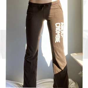 abercrombie lowwaist mjukisbyxor - Super snygga och sköna bruna lågmidjade mjukisbyxor från abercrombie<3 De har lite flared ben och är använda några gånger, i bra skick! Står storlek M men har nära passform vid låren på mig som oftast är S (165). Skriv för mer bilder, köparen står för frakt❣️