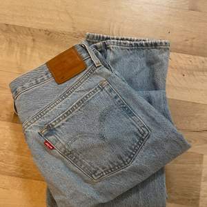 Säljer dessa jeans från Levis i storlek W31 L32 för dom har blivit lite för stora för mig då jag gott ner i vikt. Har har vanligtvis 40 i jeans om man vill jämnföra i vad som passar en själv. Köpta för 1249kr men säljer för 900kr då som är inprincip oanvända