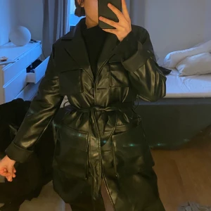 ”Läder” jacka🧡 - Säljer min läder imiterande jacka som kommer från PLT, den luktar inget konstigt (då ”läder” kan lukta illa ibland från sånna hemsidor). Den kommer inte till någon användning då jag bara har haft på mig den en gång!❤️