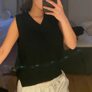 Väst  - Säljer denna fina väst som jag fick i present, den kommer inte till någon användning så därför säljer jag den!❤️