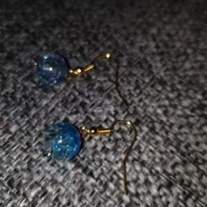 Blåbär kula - En kula med blått och genomskinlig ferg i♡