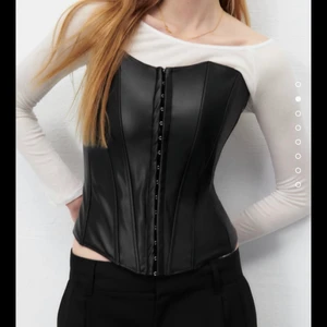 Slutsåld skinn korsett från zara - Säljer denna oanvända skinn korsett från zara med prislapp kvar, slutsåld på hemsida.💗