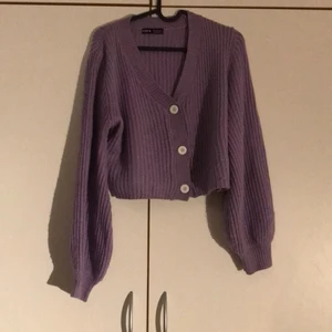 Lila cardigan  - Säljer min lila cardigan från. 34 cm bredd 49 cmlängd 53 cm armlängd. 