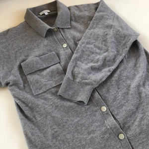 Kofta/tröja från & Other stories - Snygg kofta som ny endast använd 2 ggr! Strl S