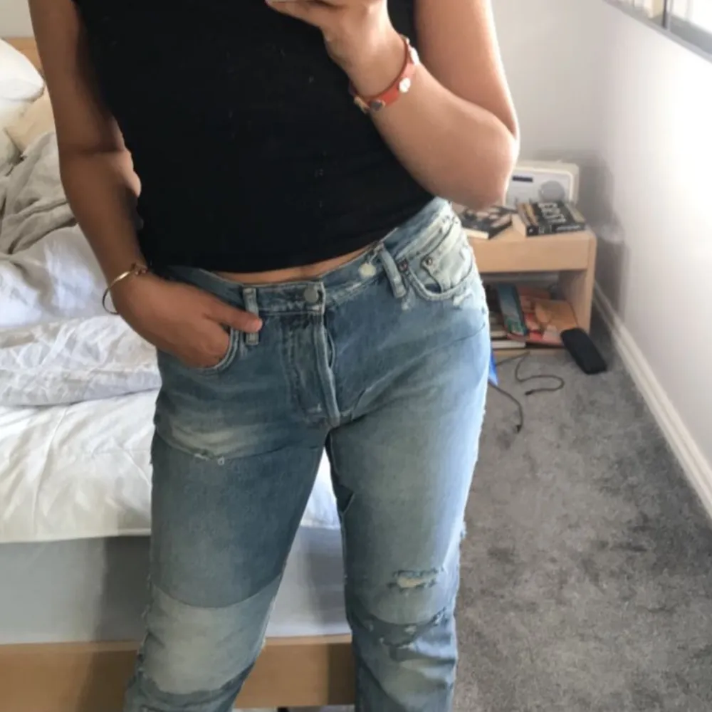 Acne jeans säljes för 500! Köpta för 1200 kr och är näst intill oanvända, mycket fint skick! Storlek: 165/70 A enligt Acnes mått och sitter mycket fint på mig som är 169cm💕 om flera intresserade kör vi budgivning😊. Jeans & Byxor.