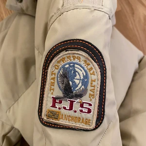 P.J.S Jacka  - Säljer min Pjs jacka. Den är knappt avvände. Köptes på Johnells i Linköping för 10 000. Kan mötas eller skickas. Frakten är gratis. Betalas med swish.