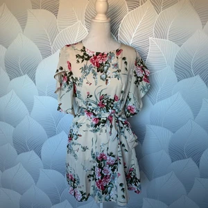 Shein floral klänning  - helt ny klänning, säljer pga klänningen är see-through och den håller fast på huden på nedre delen, den kan bäras ovanpå bikini / strandkläder - skriv privat om du vill ha mer bilder eller om du har en fråga :) 