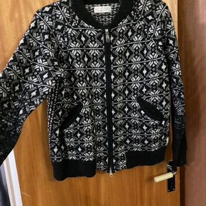 Odd Molly kofta - - Storlek 34-36 - Köptes för 1216 kr  - Endast använd fåtal gånger max 2 gånger  - Stickat ull material, skön  - I bra skicka  